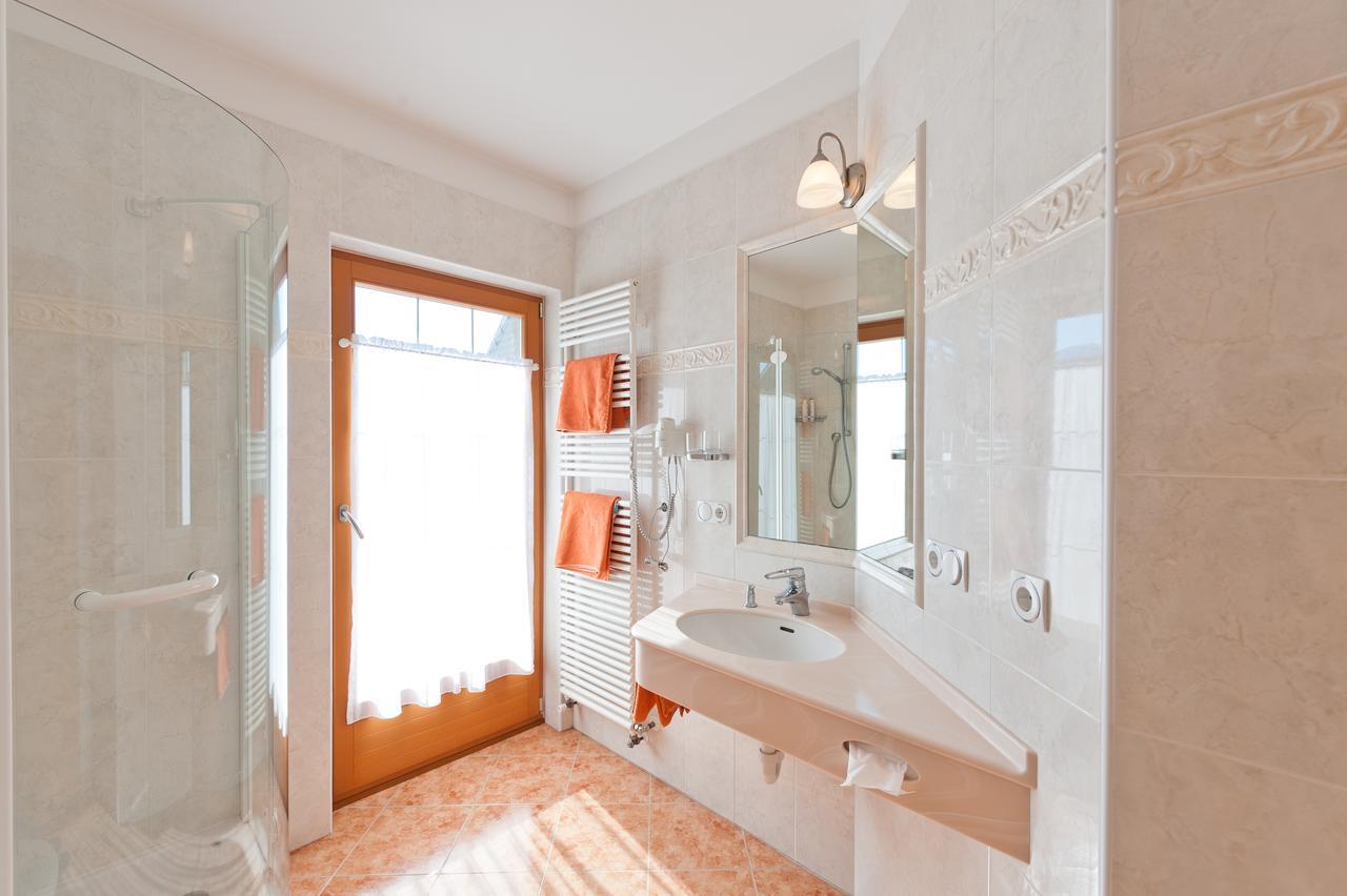 Roesslwirt Hotel Barbiano  Bagian luar foto